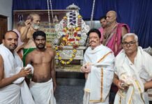 ಮಂತ್ರಾಲಯದ ರಾಯರ ದರ್ಶನ ಪಡೆದ ಮಾಜಿ ಶಾಸಕ ರಾಜಾ ವೆಂಕಟಪ್ಪ ನಾಯಕ