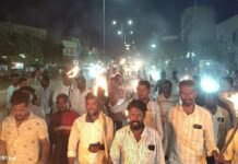 ಸತೀಶ್ ಜಾರಕಿಹೊಳಿ ಮೇಲಿನ ED ದಾಳಿ ಖಂಡಿಸಿ ಸಿರವಾರದಲ್ಲಿ ಪಂಜಿನ ಮೆರವಣಿಗೆ
